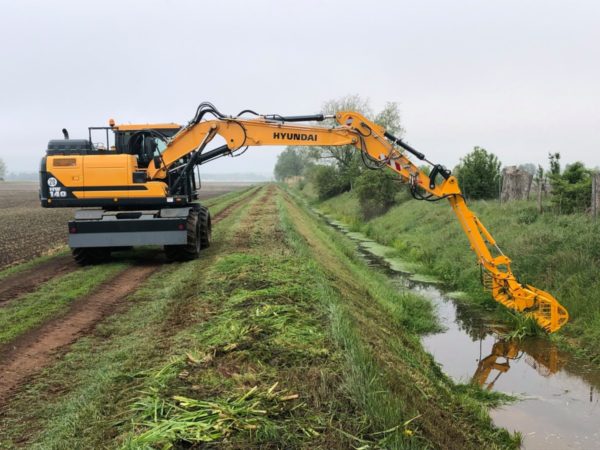 Herder verlengstuk met maaikorf op Hyundai graafmachine