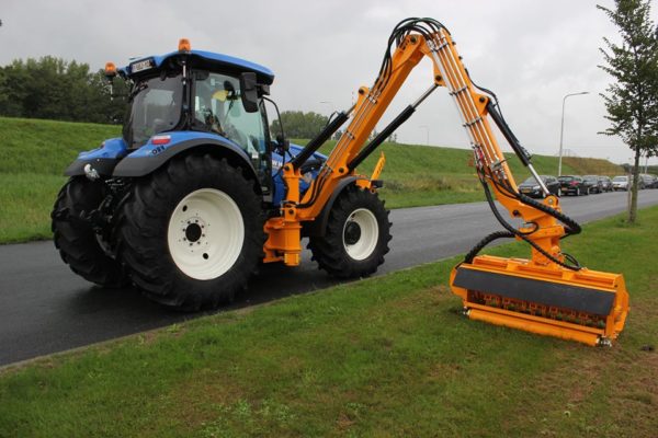 Herder Cavalier MBK maaiarm (armmaaier) op New Holland tractor