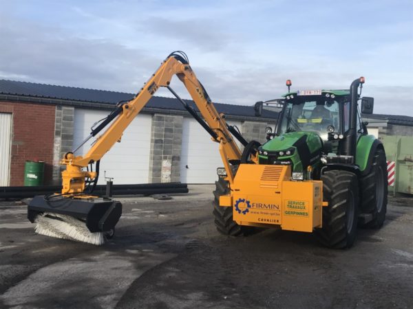 Maaiarm Cavalier met veegborstel Herder op Deutz-Fahr tractor - armmaaier
