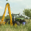 Herder MRL maaikorf op John Deere tractor voor het maaien van riet, grachten, bermen of sloot