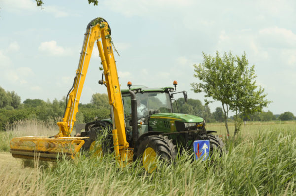 Herder MRL maaikorf op John Deere tractor voor het maaien van riet, grachten, bermen of sloot