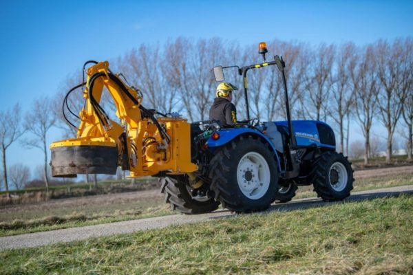 Herder-Fermex SC-550H stronkenfrees op New Holland tractor