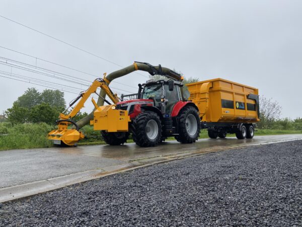 Zuigwagen 29m³ R-Collect en maaiarm Herder Cavalier met klepelmaaier op Massey Ferguson tractor - Stad Zottegem