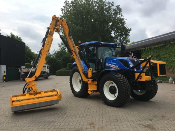 Maaiarm Cavalier met klepelmaaier Herder op New Holland tractor - armmaaier