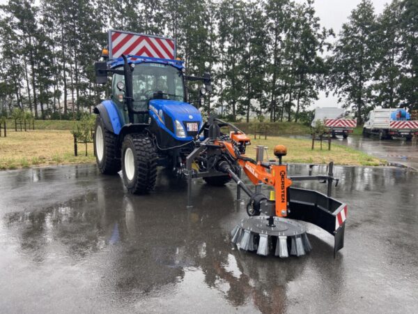 Kersten UB 7090 M onkruidborstel op New Holland tractor