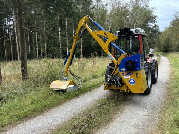 Klepelmaaier op maaiarm M380 S Marolin op Carraro