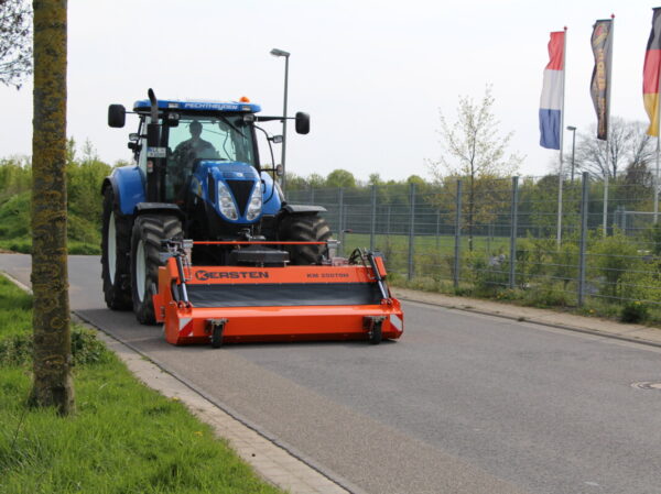 Kersten KM70 veegmachine met SSB op New Holland tractor