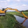 Herder MRZ maaikorf met verlengstuk op Liebherr graafmachine voor het maaien van riet, grachten, bermen of sloot