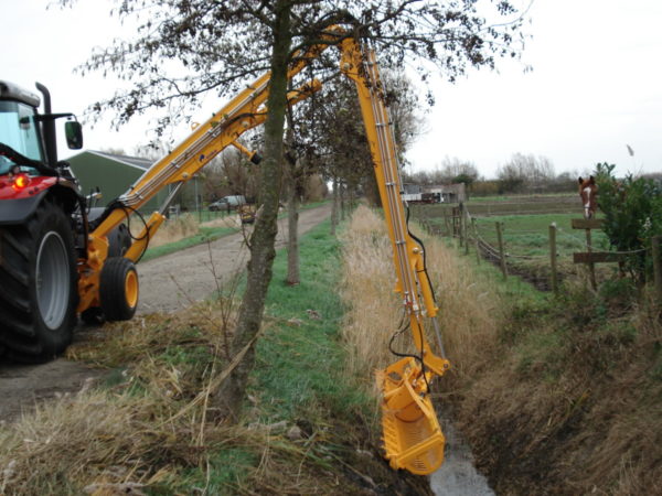 Maaikorf MRL op maaiarm Herder op John Deere tractor - armmaaier