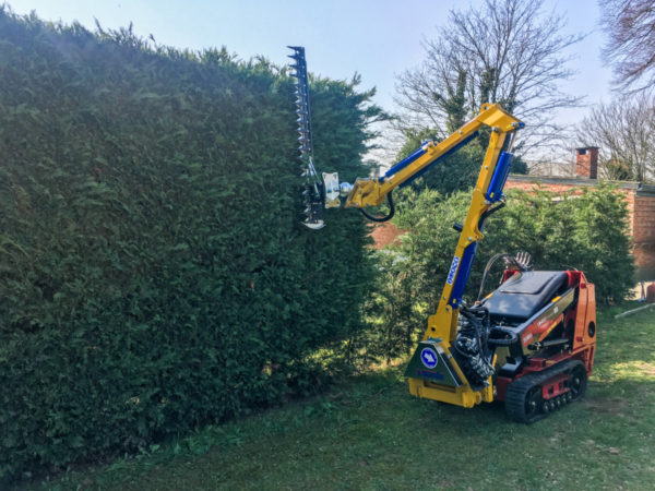Snoeiarm Trimmy Evo met haagschaar Marolin op Torro Dingo schranklader - heggenschaar
