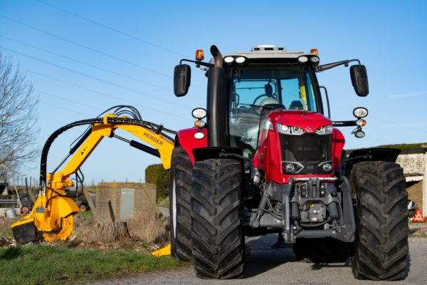 Herder-Fermex SC-800H stronkenfrees op Massey Ferguson tractor