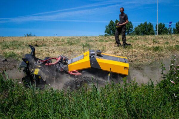 Herder CR10 werktuigdrager met klepelmaaier