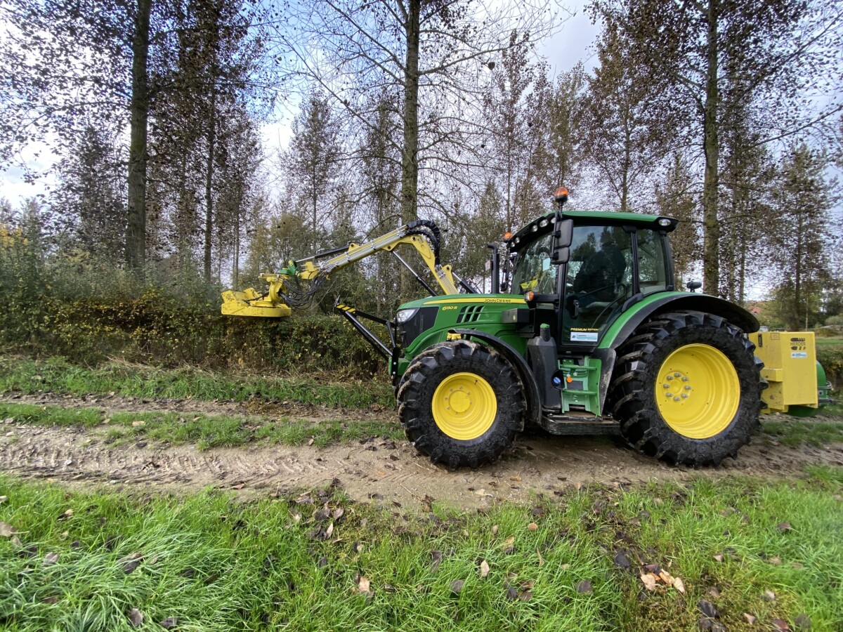 Herder Cavalier en heggenslagmaaier op John Deere tractor - Agro-aannemingsbedrijf Werkers