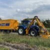 Herder Cavalier maaiarm (armmaaier) met klepelmaaier en R-Collect zuigwagen op New Holland tractor - Van der Velden