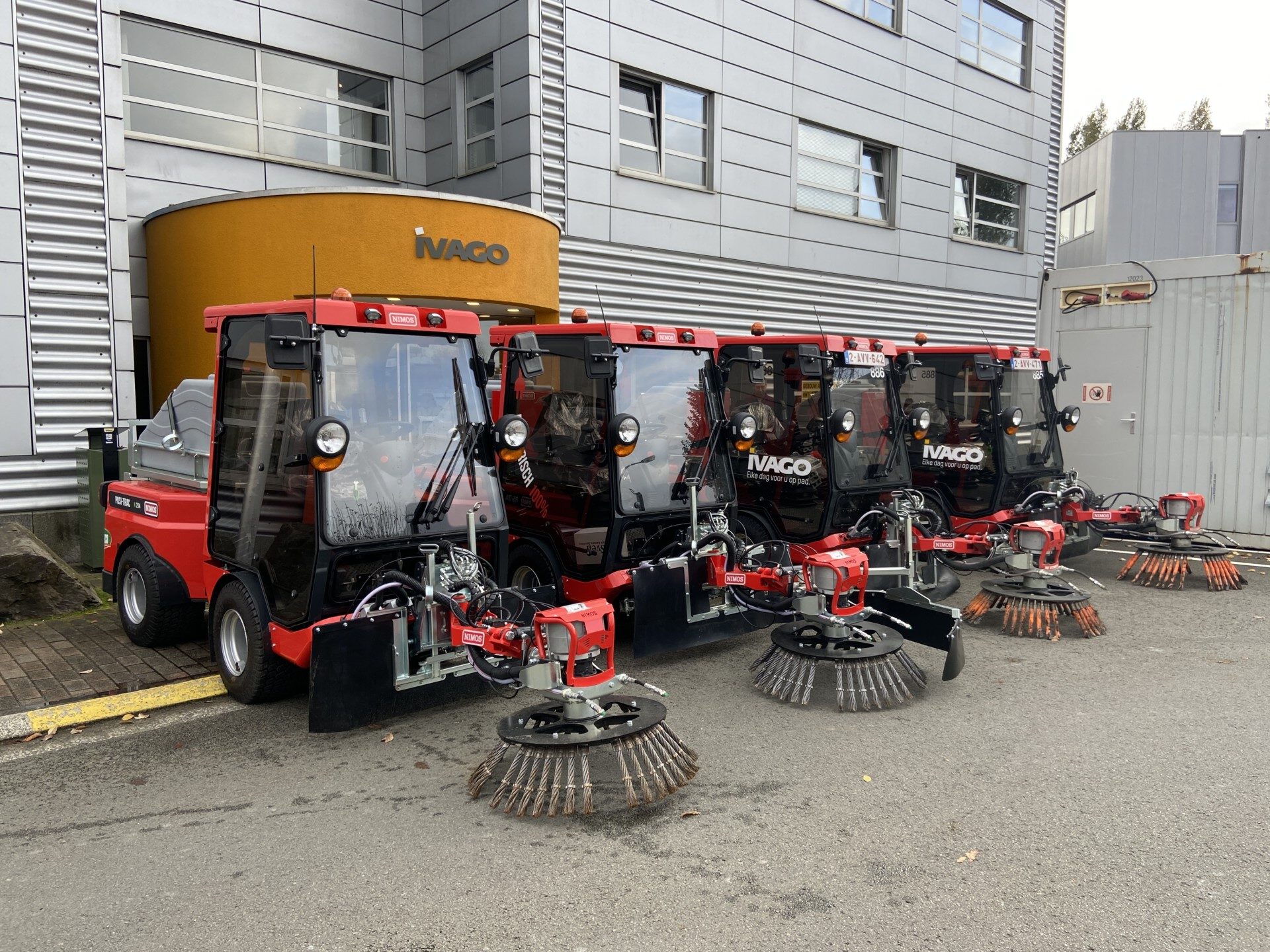 Elektrische werktuigdrager met onkruidborstel Nimos Posi-Trac K – Ivago Elektrische werktuigdrager met onkruidborstel Nimos Posi-Trac K - Ivago