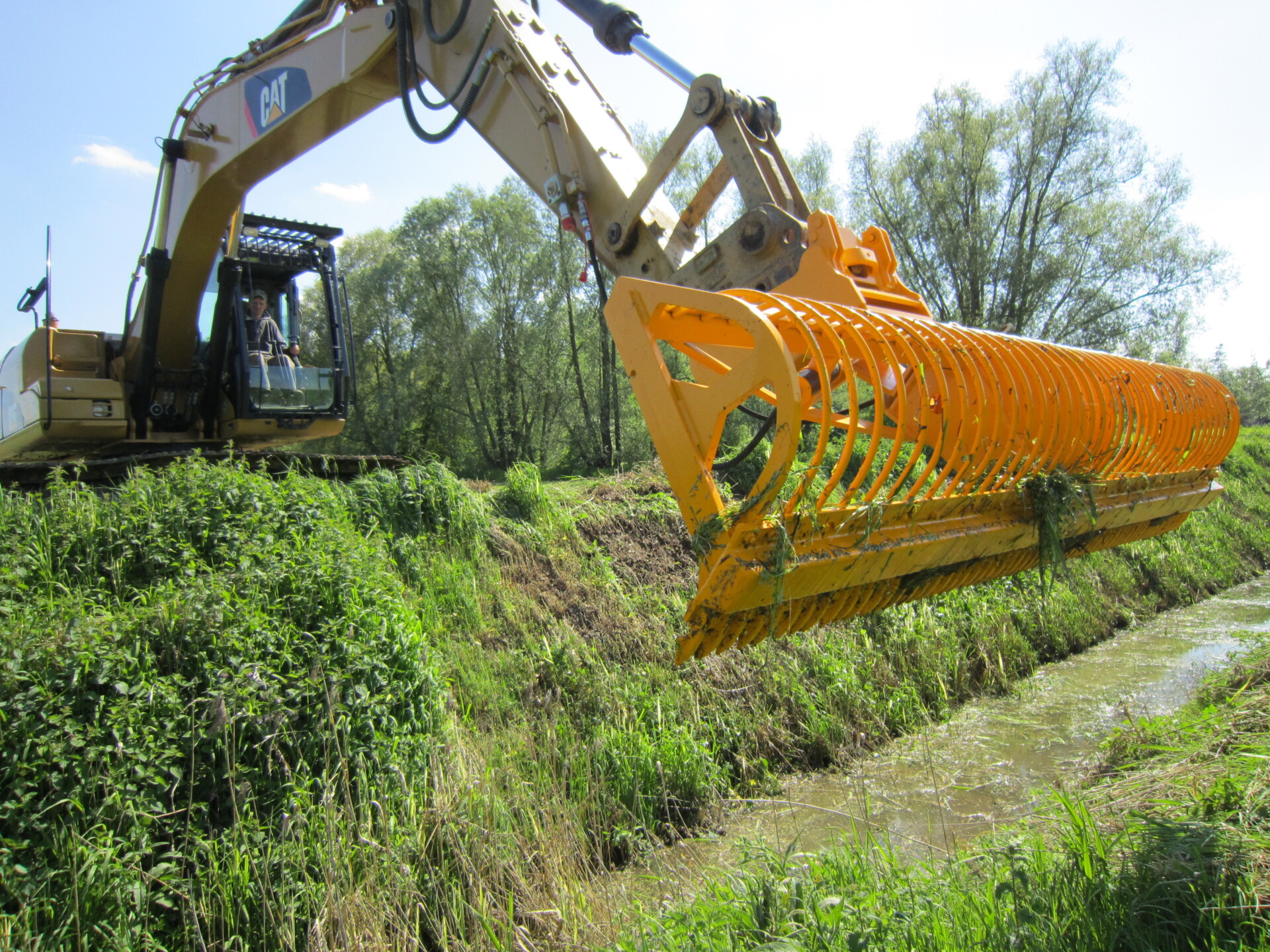 Maaikorf MRZ Herder op CAT graafmachine Maaikorf MRZ Herder op CAT graafmachine