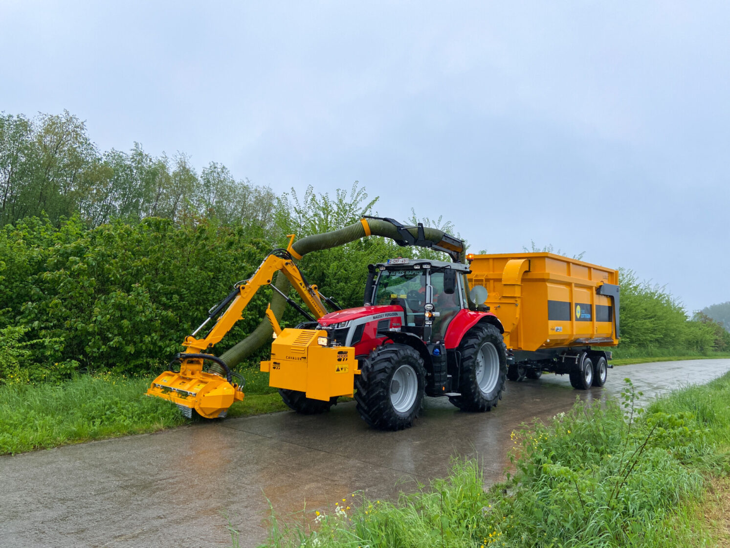 Herder Cavalier met R-Collect zuigwagen op Massey Ferguson tractor - stad Zottegem