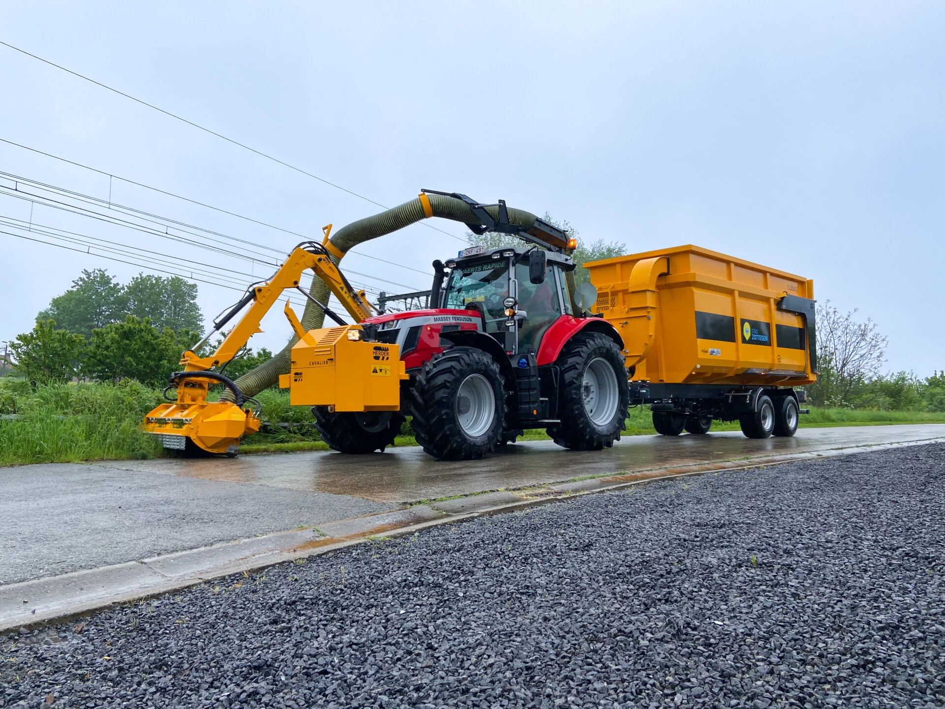 Herder Cavalier met R-Collect zuigwagen op Massey Ferguson tractor - stad Zottegem