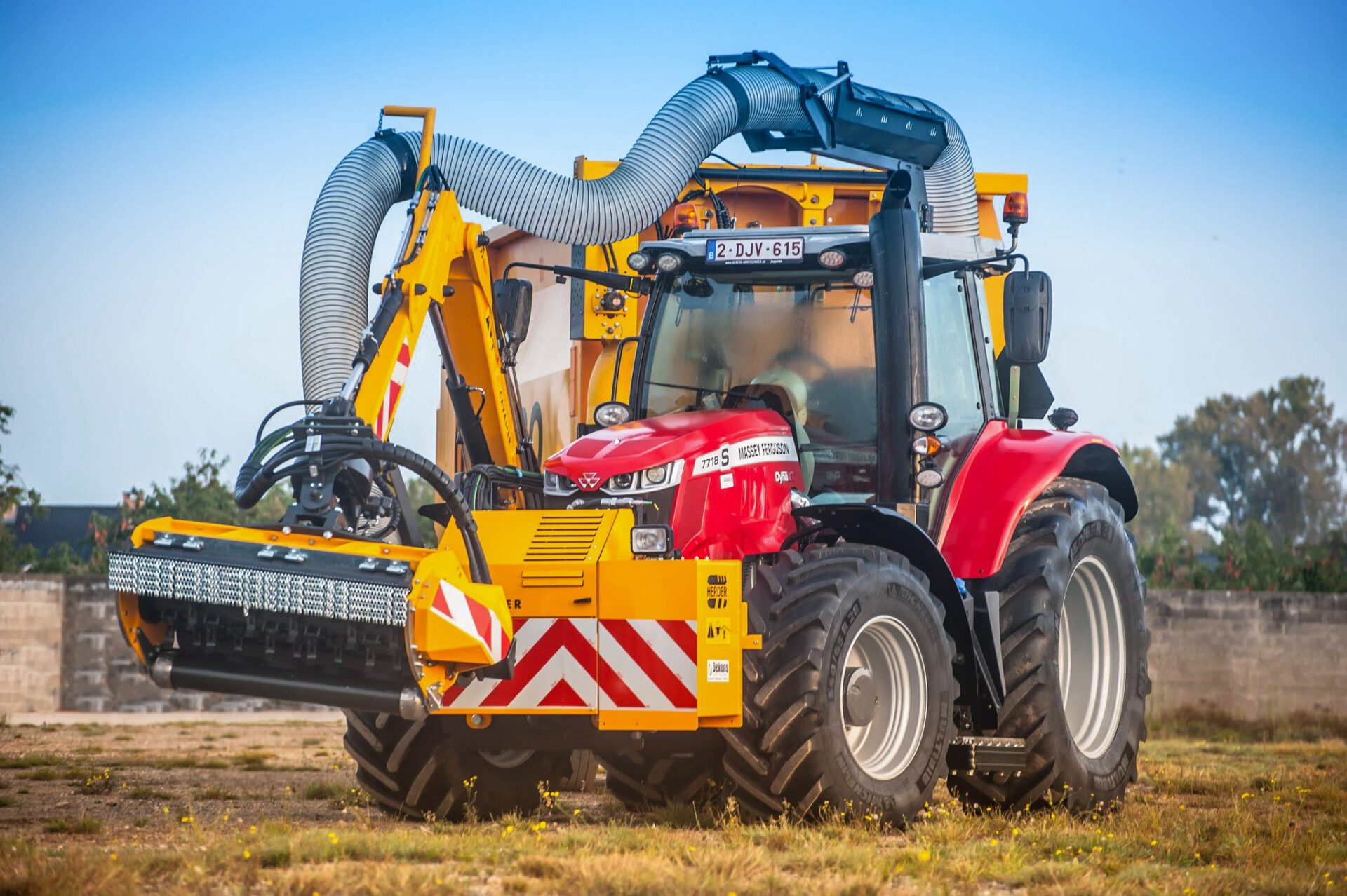 Maaiarm Cavalier met klepelmaaier en zuigunit Herder op Massey Ferguson tractor Maaiarm Cavalier met klepelmaaier en zuigunit Herder op Massey Ferguson tractor - armmaaier - zuigwagen