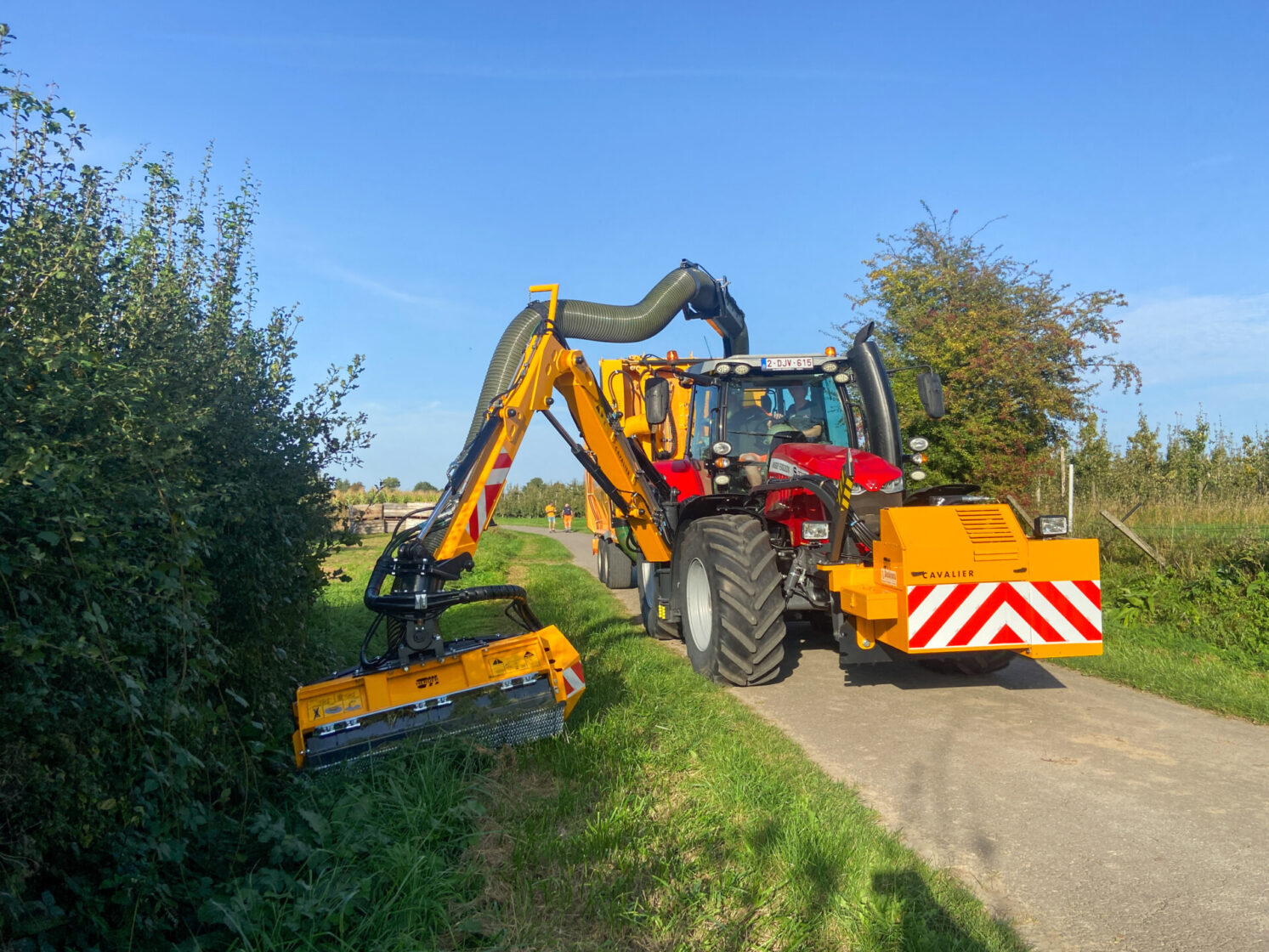 Maaiarm Cavalier met klepelmaaier en zuigunit Herder op Massey Ferguson tractor Maaiarm Cavalier met klepelmaaier en zuigunit Herder op Massey Ferguson tractor - armmaaier - zuigwagen