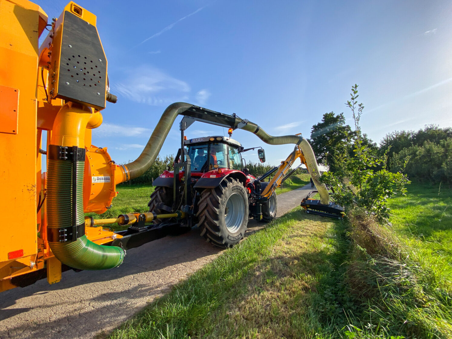 Maaiarm Cavalier met klepelmaaier en zuigunit Herder op Massey Ferguson tractor Maaiarm Cavalier met klepelmaaier en zuigunit Herder op Massey Ferguson tractor - armmaaier - zuigwagen