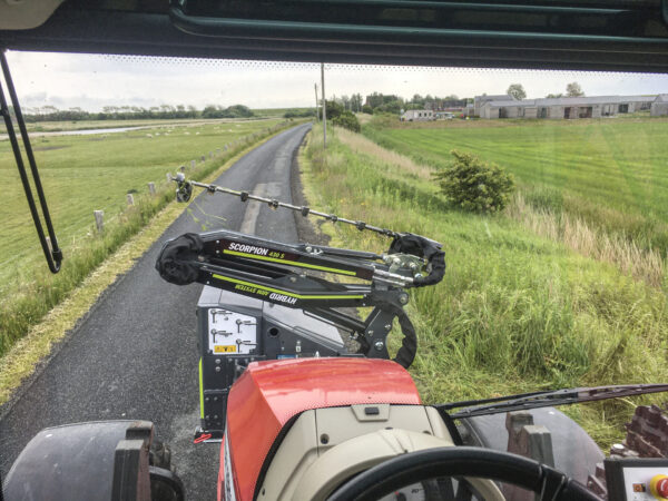 Greentec Scorpion 430 S armmaaier met grasmaaibalk S op Massey Ferguson tractor - Greentec faucheuse sécateur S sur bras de fauche Scorpion
