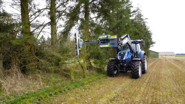 Aanbouwframe Puma 2803 met zaagunit Greentec op New Holland tractor