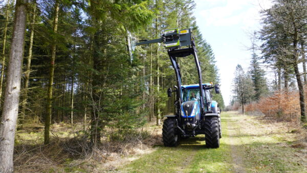Aanbouwframe Puma 2803 met zaagunit Greentec op New Holland tractor