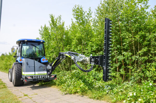 Maaiarm Scorpion 330 S met heggenschaar Greentec op New Holland tractor - armmaaier voor achter of frontmontage - haagschaar