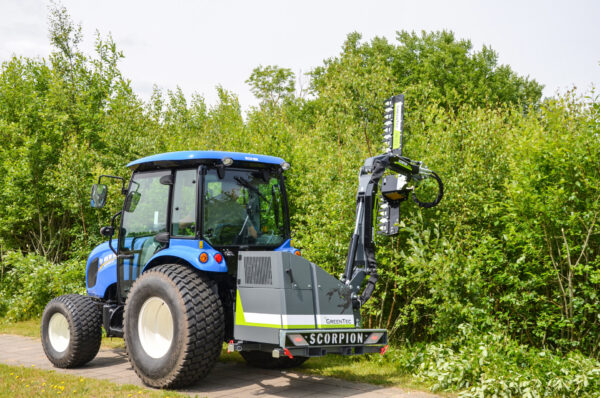Maaiarm Scorpion 330 S met heggenschaar Greentec op New Holland tractor - armmaaier voor achter of frontmontage - haagschaar