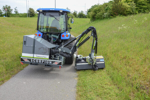 Maaiarm Scorpion 330 S met klepelmaaier Greentec op New Holland tractor - armmaaier voor achter of frontmontage