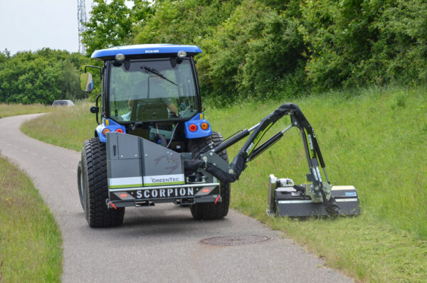Maaiarm Scorpion 330 S met klepelmaaier Greentec op New Holland tractor - armmaaier voor achter of frontmontage