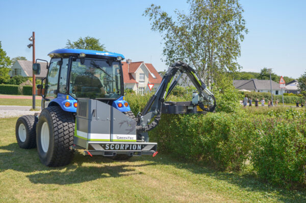 Maaiarm Scorpion 330 S met heggenmulcher Greentec op New Holland tractor - armmaaier voor achter of frontmontage - mulcher - mulchdek - mulchingkit