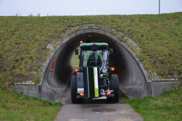 Maaiarm Scorpion 430 S PLUS Greentec op John Deere tractor - armmaaier voor achter of frontmontage