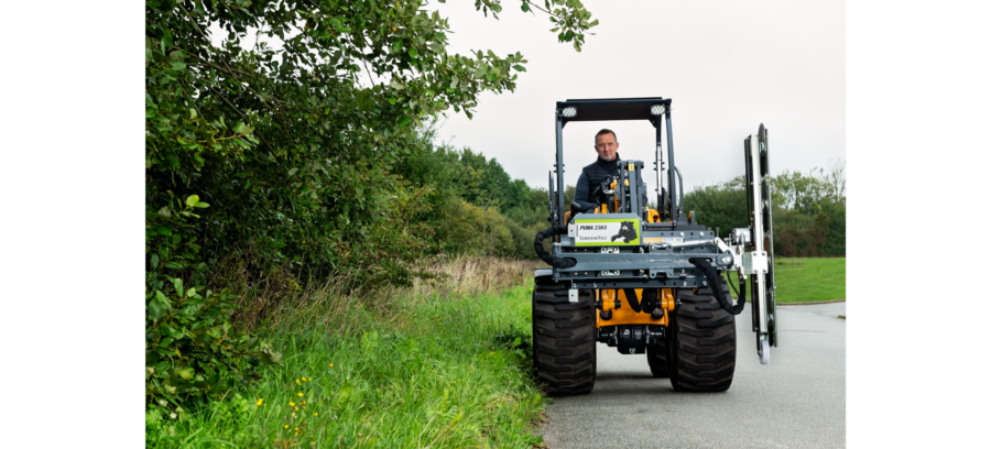 Aanbouwframe Puma 2303 met zaagunit LRS Greentec in transportpositie op Schäffer wiellader